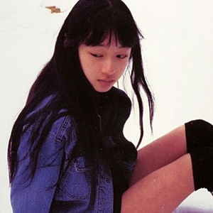 女孩子靠桌角蹭蹭可以嘛
