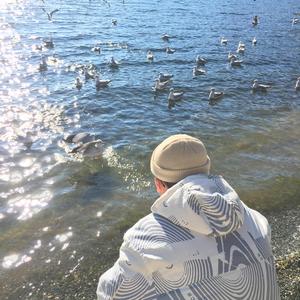 女孩子靠桌角蹭蹭可以嘛
