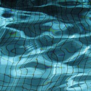 女孩子靠桌角蹭蹭可以嘛
