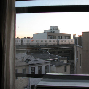 女孩子靠桌角蹭蹭可以嘛
